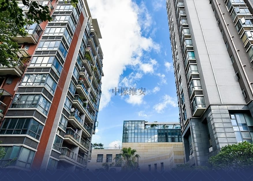 发现员工违规操作可能引发风险时，安保应如何处理？