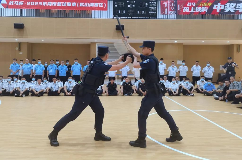 向军人致敬